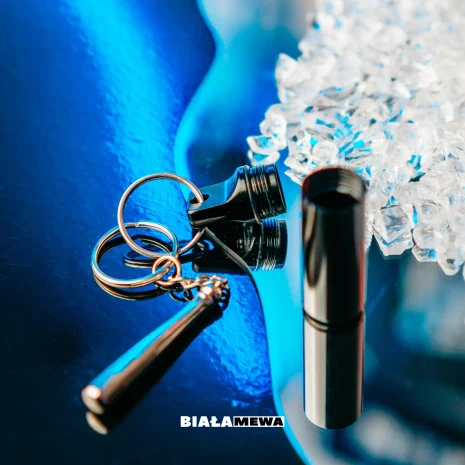 metalowy-pojemnik-z-ubijakiem-brelok-biala-mewa-2 AKCESORIA I GADŻETY | BRELOK | POJEMNIK | BIAŁA MEWA SKLEP