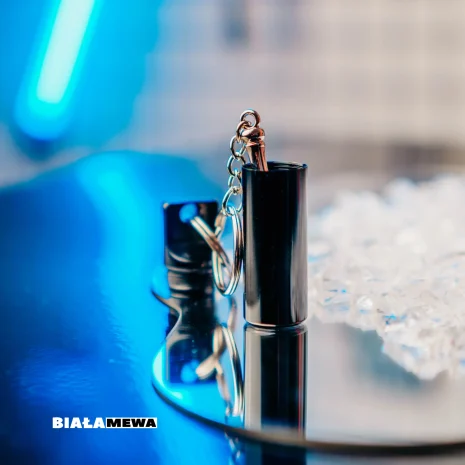 metalowy-pojemnik-z-ubijakiem-brelok-biala-mewa-3 AKCESORIA I GADŻETY | BRELOK | POJEMNIK | BIAŁA MEWA SKLEP